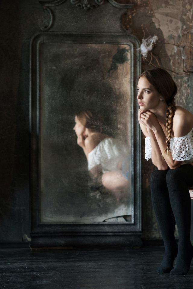 Виктория Лукина сидит у зеркала