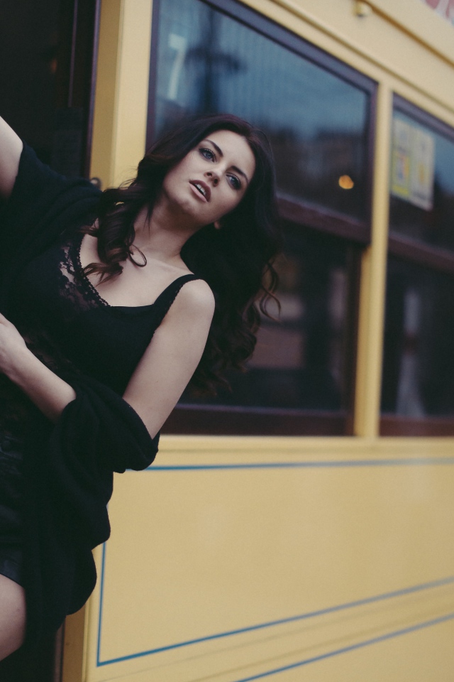 Женщина в трамвае, Aurela Skandaj