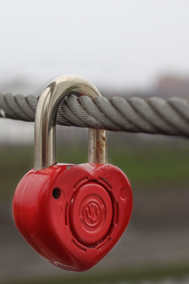 Замок в форме сердца висит на тросе