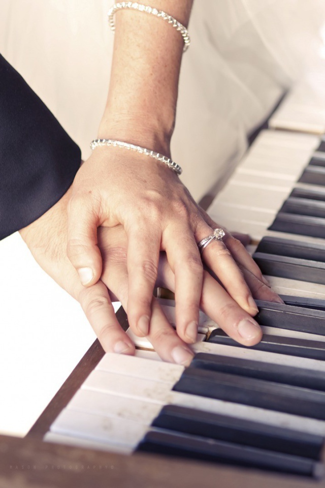 Руки влюбленных на пианино