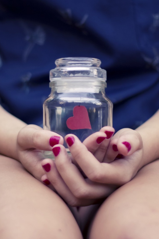 Сердце в банке в руках у девушки