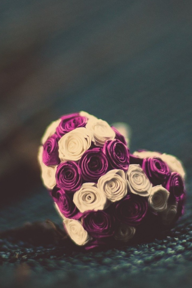 Маленькое сердце из розовых и белых цветов