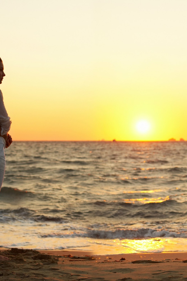 Влюбленные на закате у моря