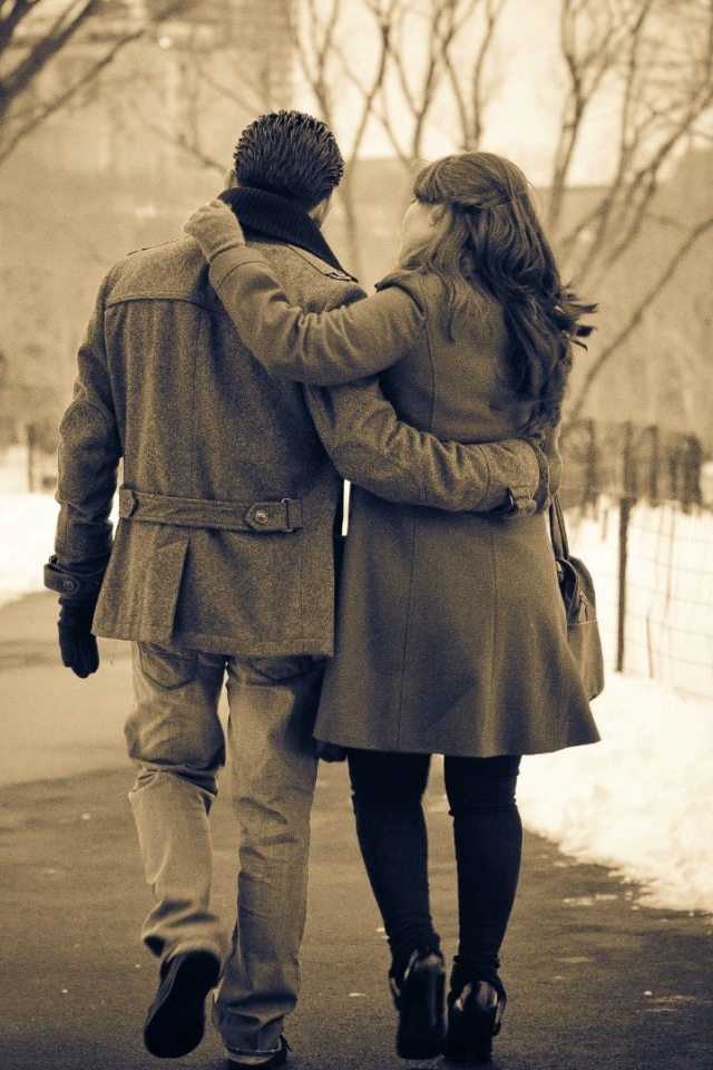 Влюбленные гуляют по зимнему парку