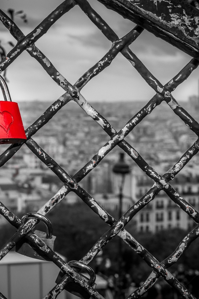 Красный замок на серой решетке, любовь