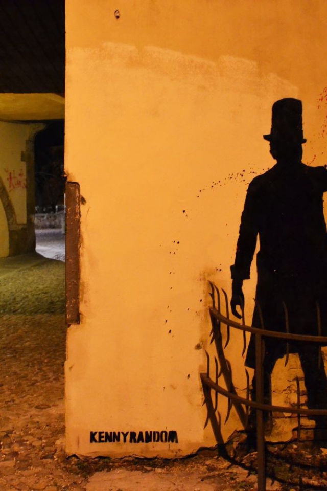 Тень рисует сердце на стене