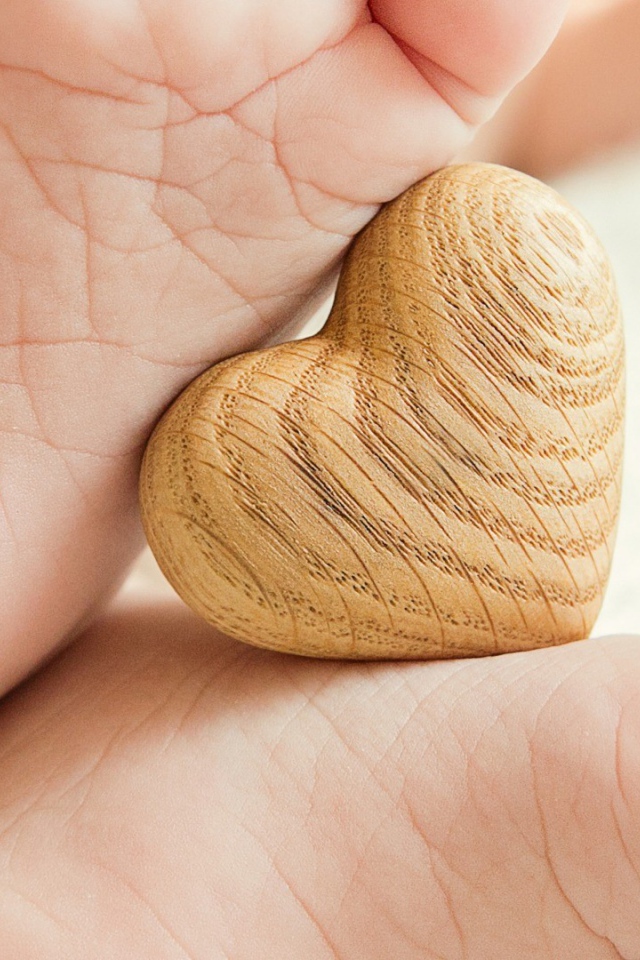 Деревянное сердце между ступней