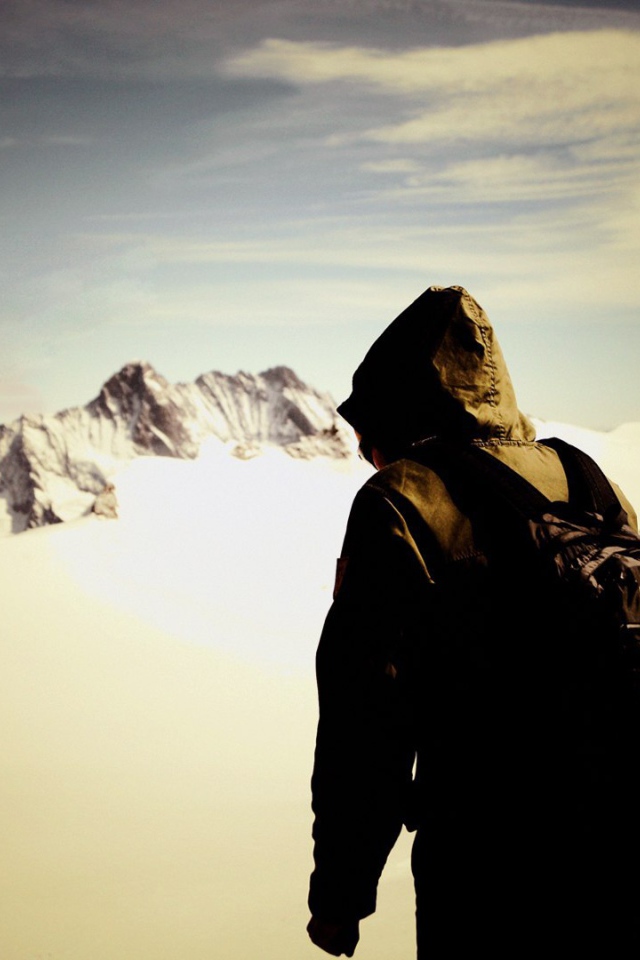 Одинокий альпинист в горах