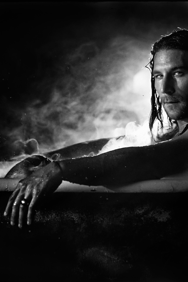 Мужчина принимает горячую ванну