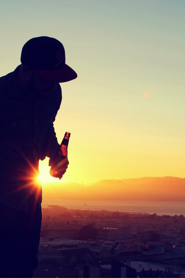 Мужчина с пивом на крыше