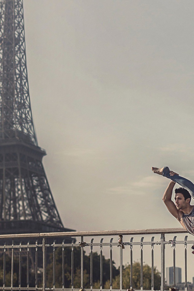 Гимнаст на фоне Эйфелевой башни