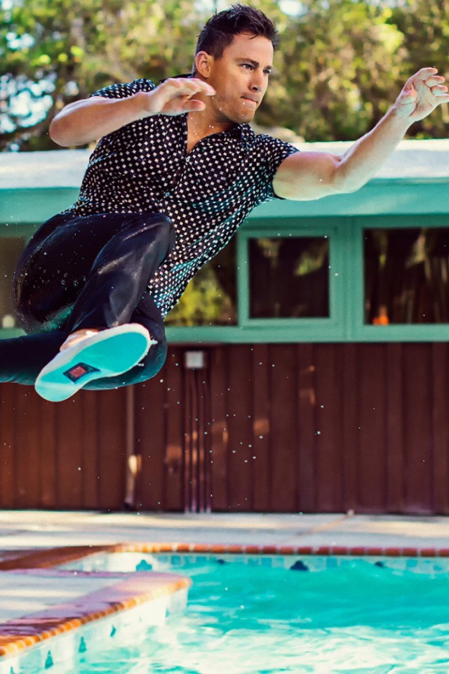 Мужчина прыгает в бассейн в одежде