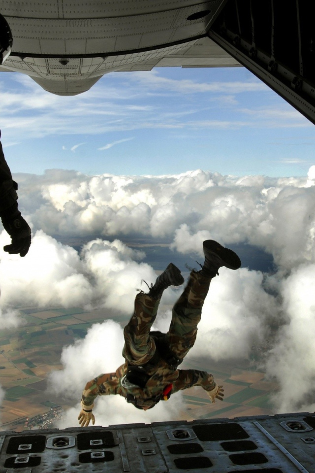 Десантники прыгают с самолета