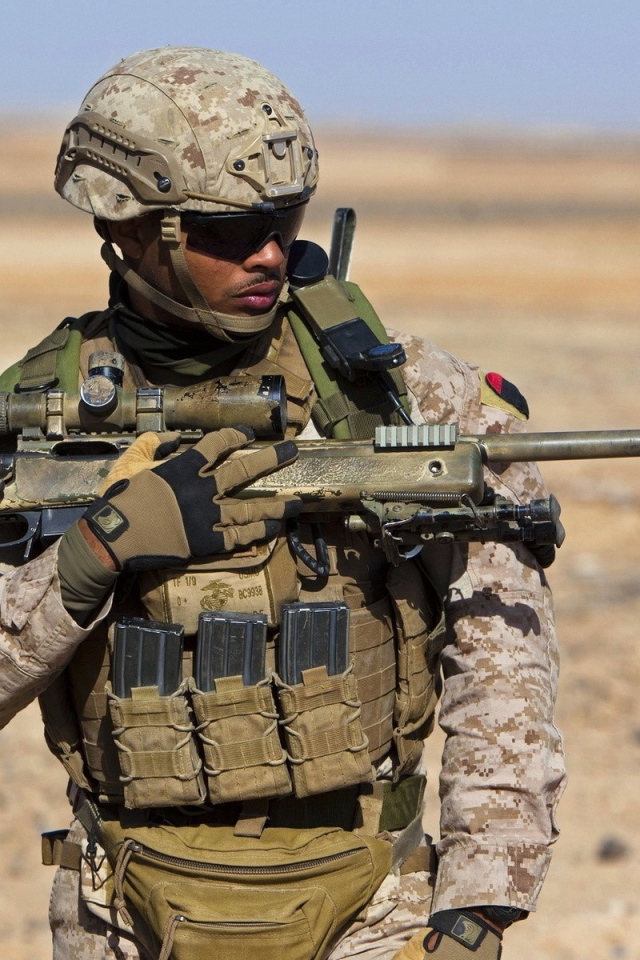 Солдат снайпер в пустыне