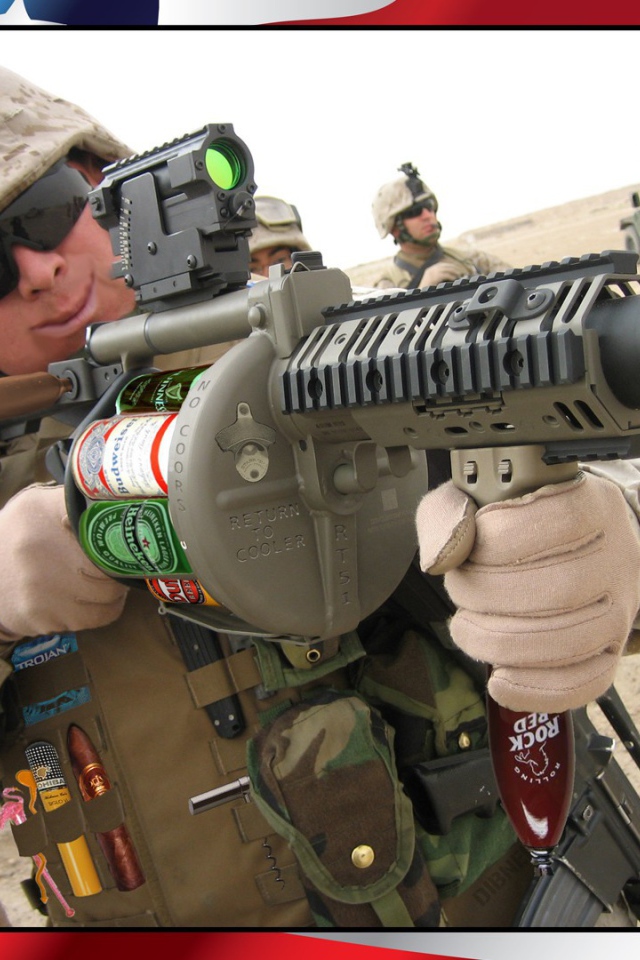 Солдат стреляет пивными бутылками