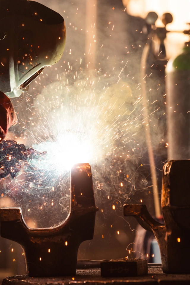 Мужчина занимается сварочными работами