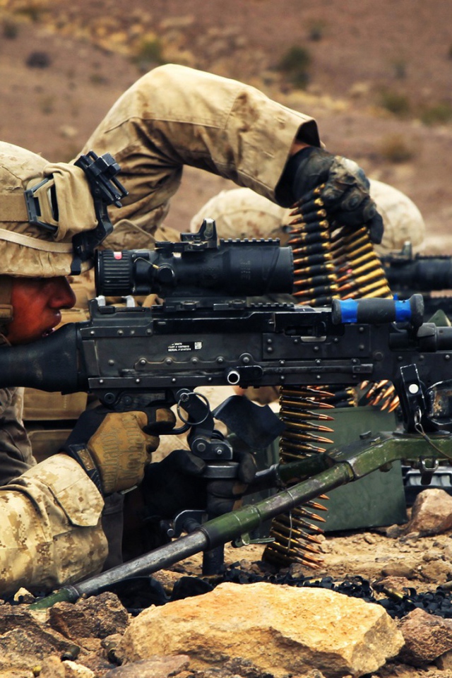 Солдат стреляет из пулемета