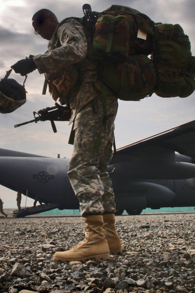 Солдат на фоне транспортного самолета