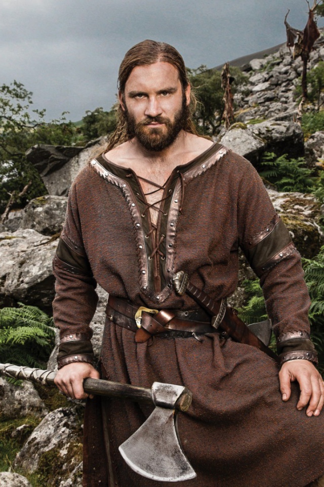 Викинг мужчина с топором в руке