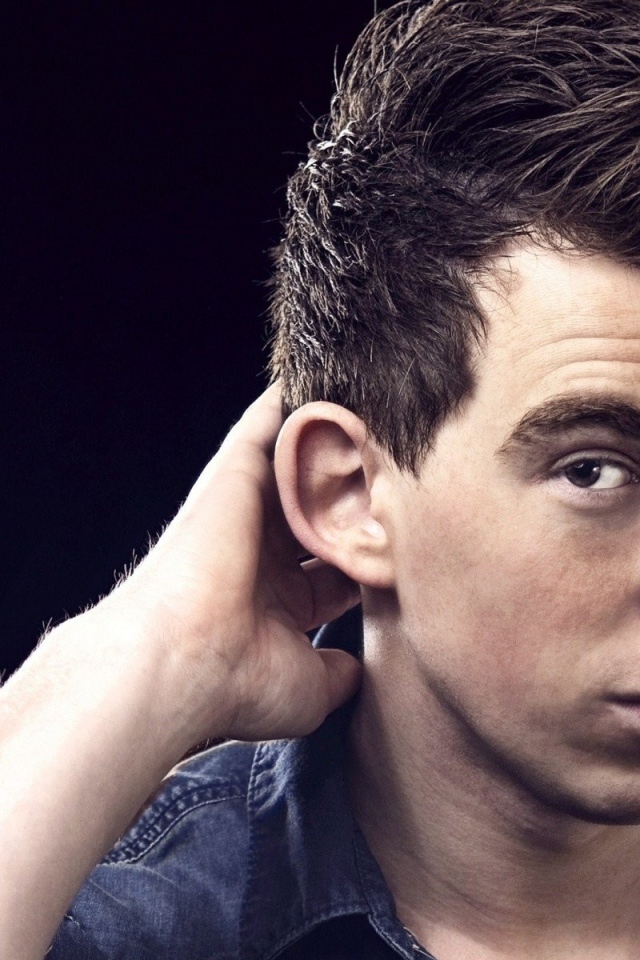 Молодой парень чешет затылок