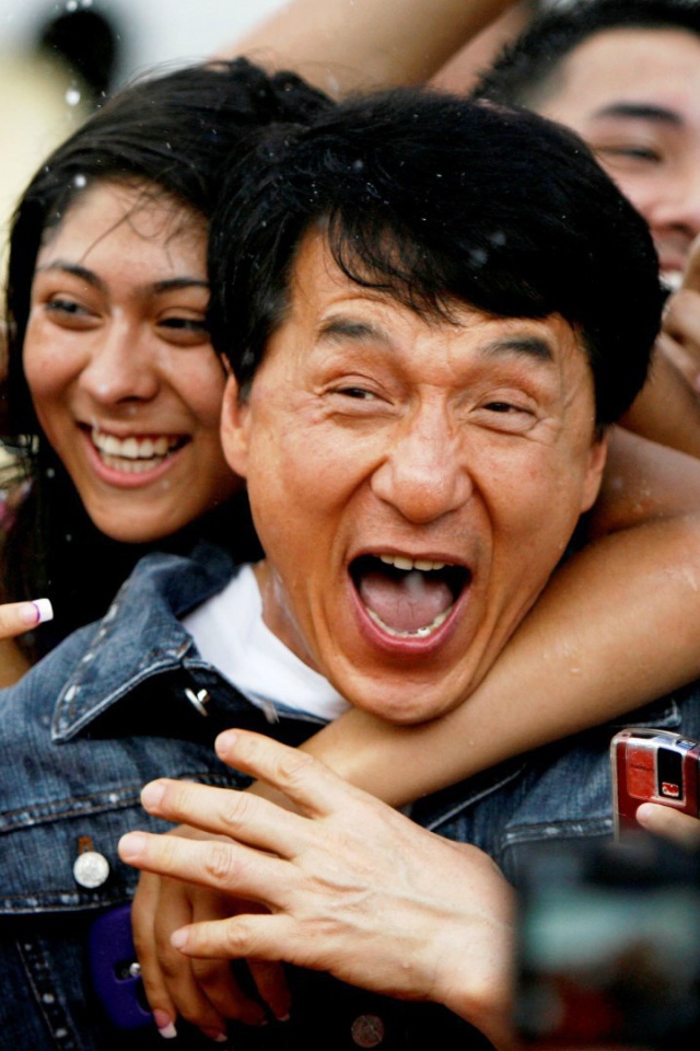 Джеки Чан с поклонниками