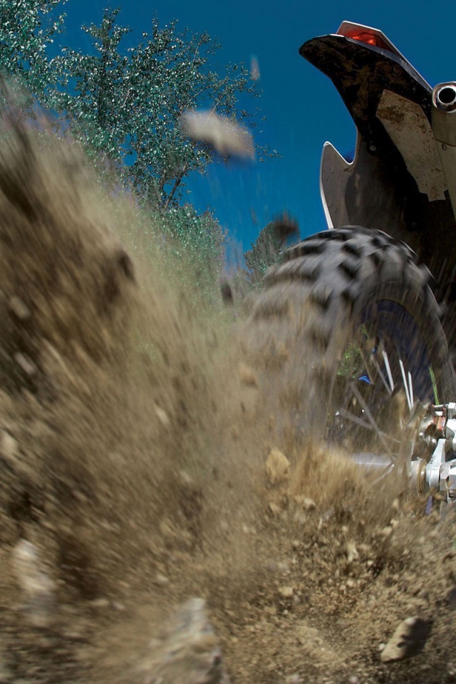 Выброс гравия из под колеса мотобайка