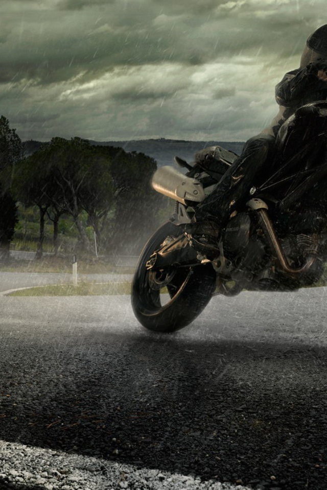 Мотоциклист уходит от погони