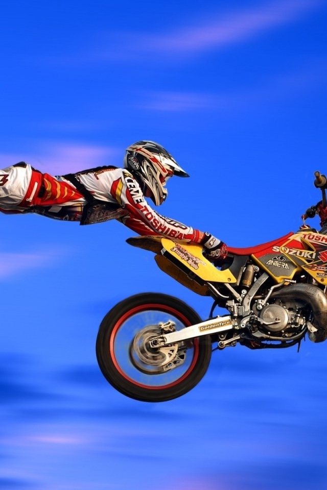 Мотоциклист cхватился за сиденbе во время прыжка