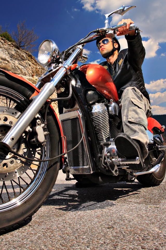 Мотоциклист на дороге среди скал