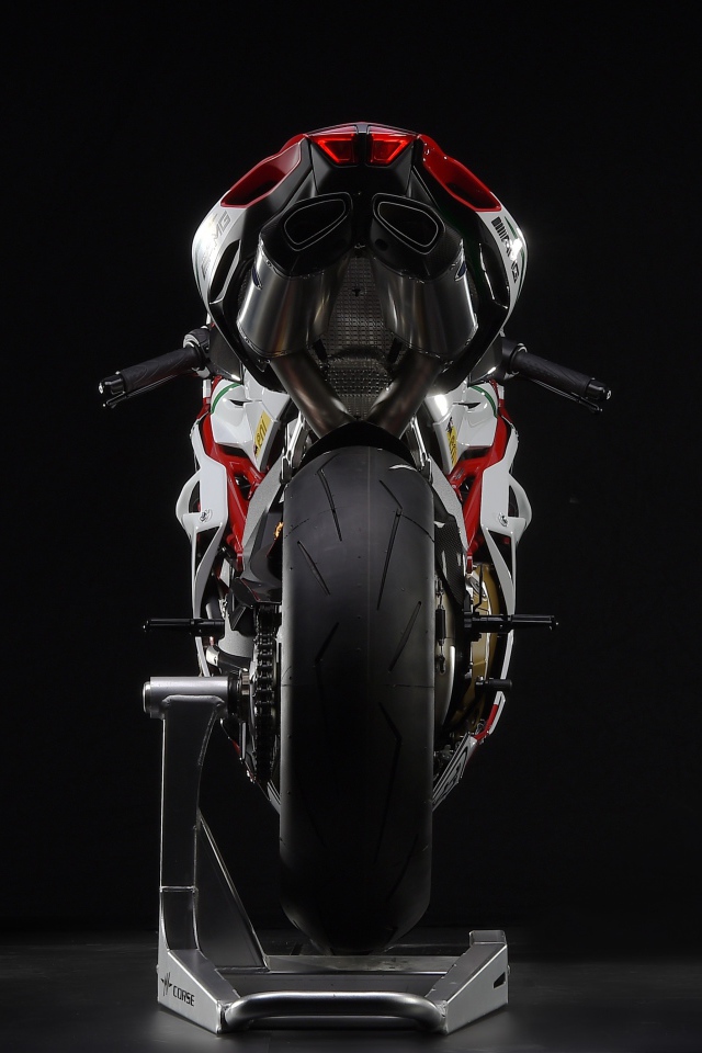 Вид сзади на мотоцикл MV Agusta F4 RC