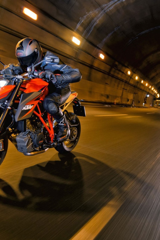 Мотоциклист на супербайке в тоннеле