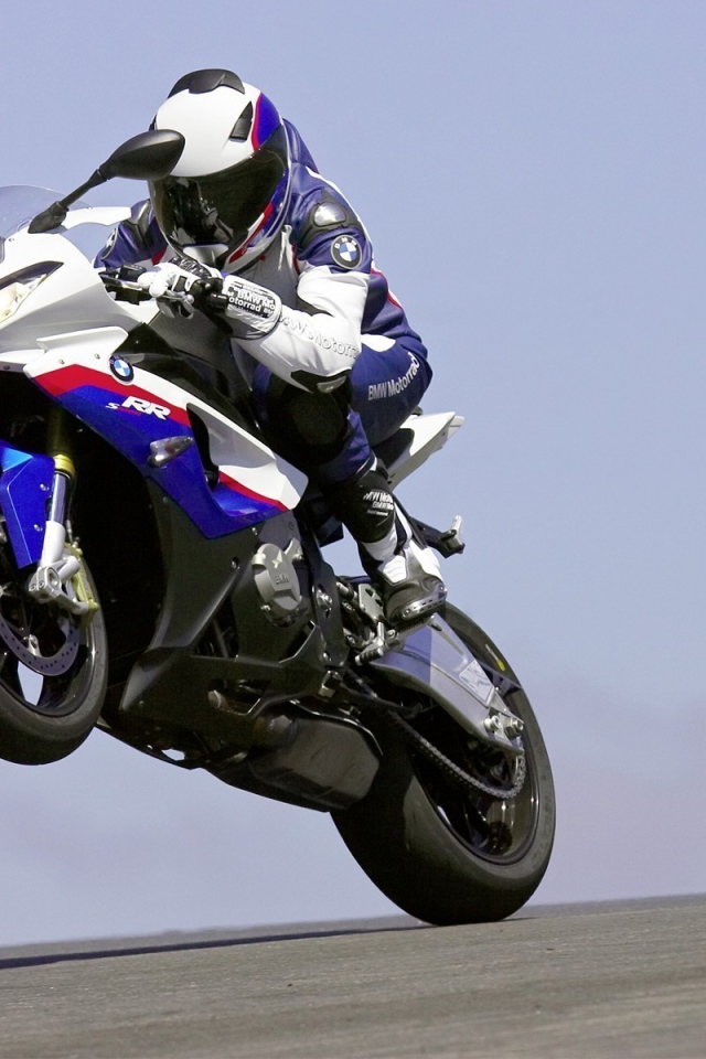 Гонщик на заднем колесе мотоцикла BMW S 1000 RR