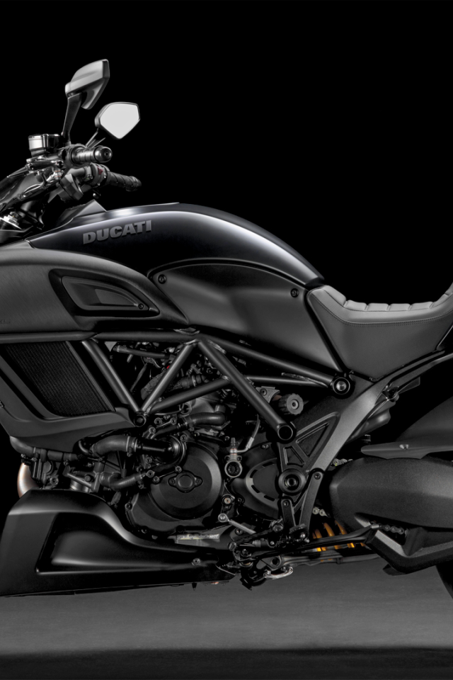 Черный мотоцикл Дукати Диавел