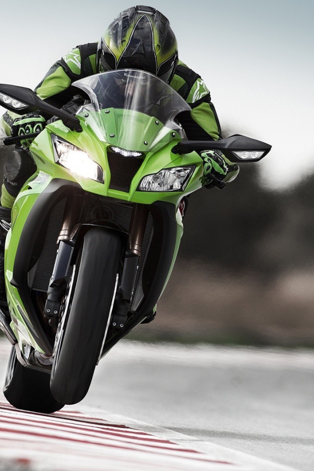 Спортсмен на зеленом Кавасаки Ниндзя