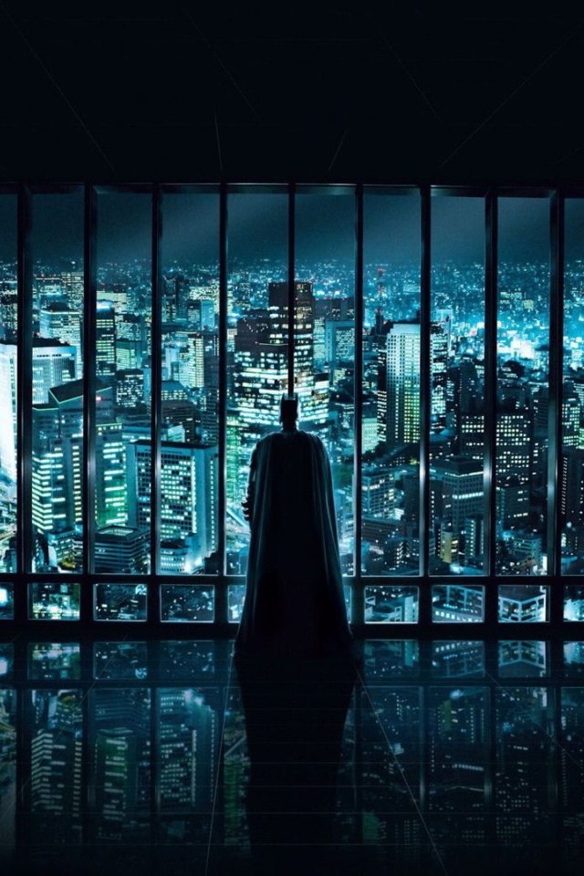 Бетман у окна с видом на мегаполис