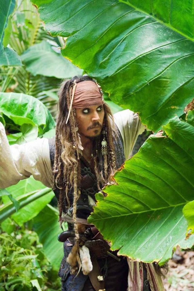 Капитан Джек Воробей пробирается сквозь джунгли