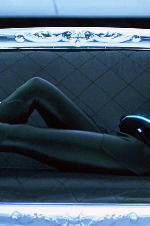 Оливия Уайдли из фильма Трон Наследие