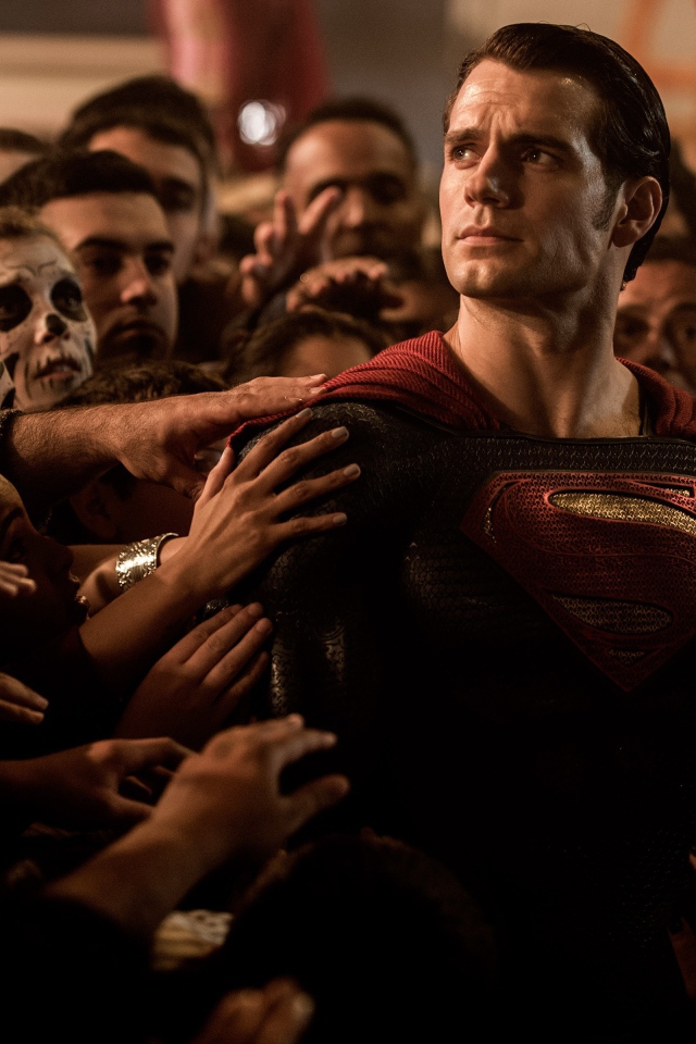 Люди прикасаются к Супермену