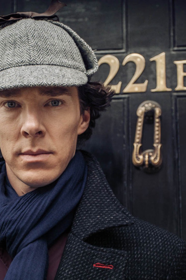 Шерлок у входа в свою квартиру