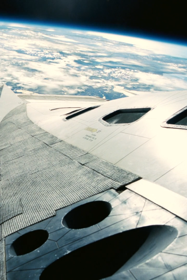 Корабль из фильма Интерстеллар над планетой