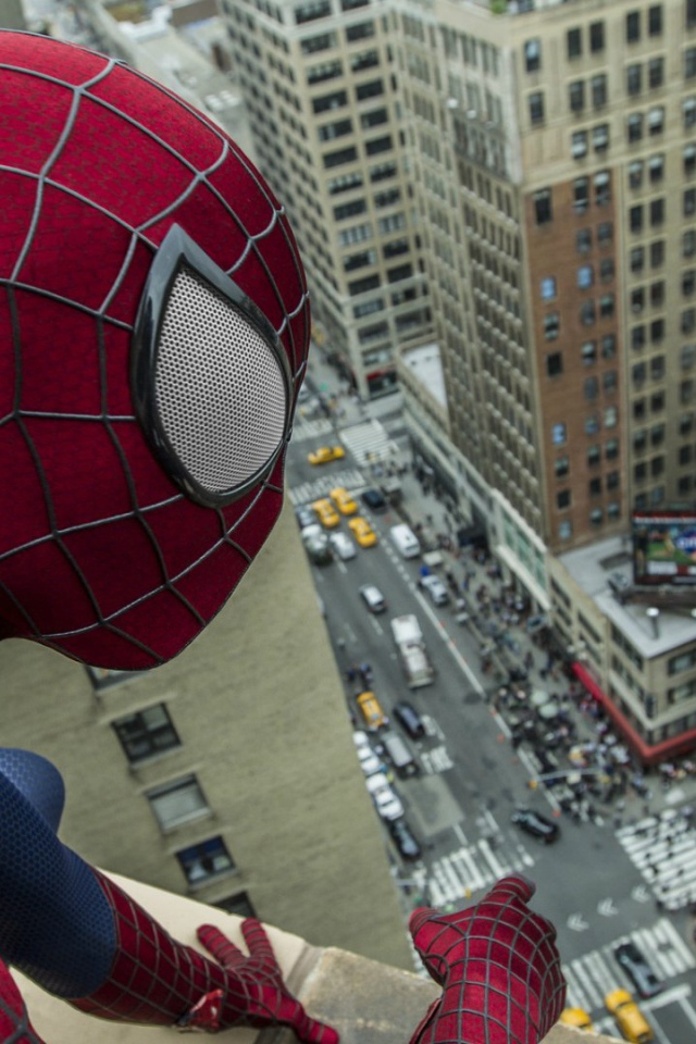 Человек паук смотрит на город