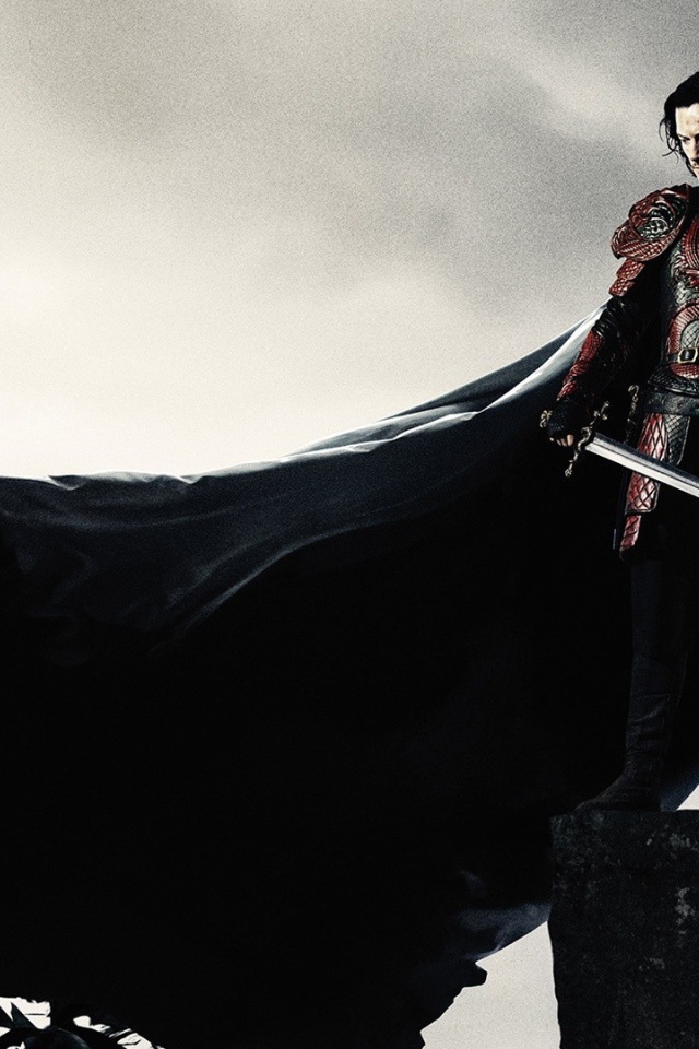 Персонаж фильма Дракула в черной накидке