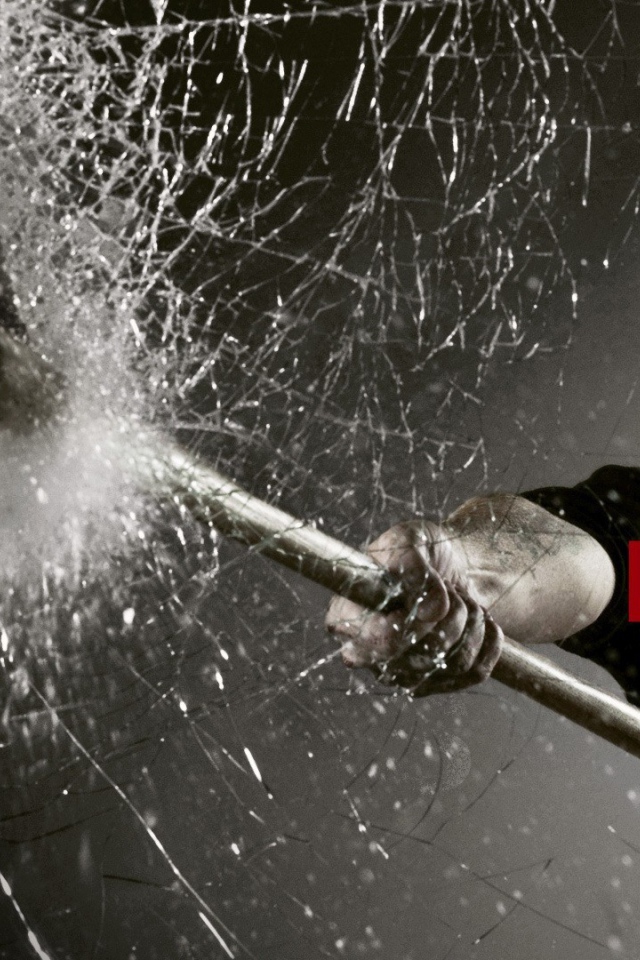 Герой сериала Теория лжи разбивает стекло