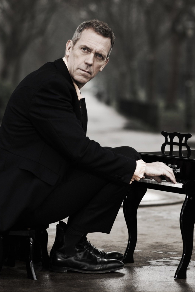 Мужчина играет на крошечном рояле