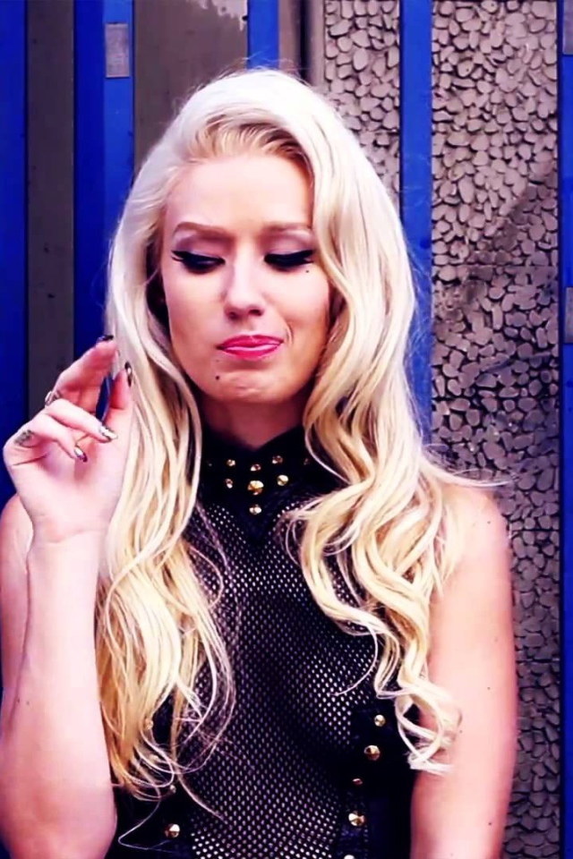 Певица блондинка Игги Азалия