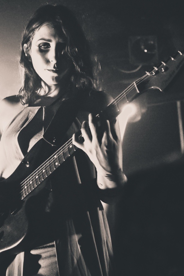 Музыкант Челси Вулф с гитарой