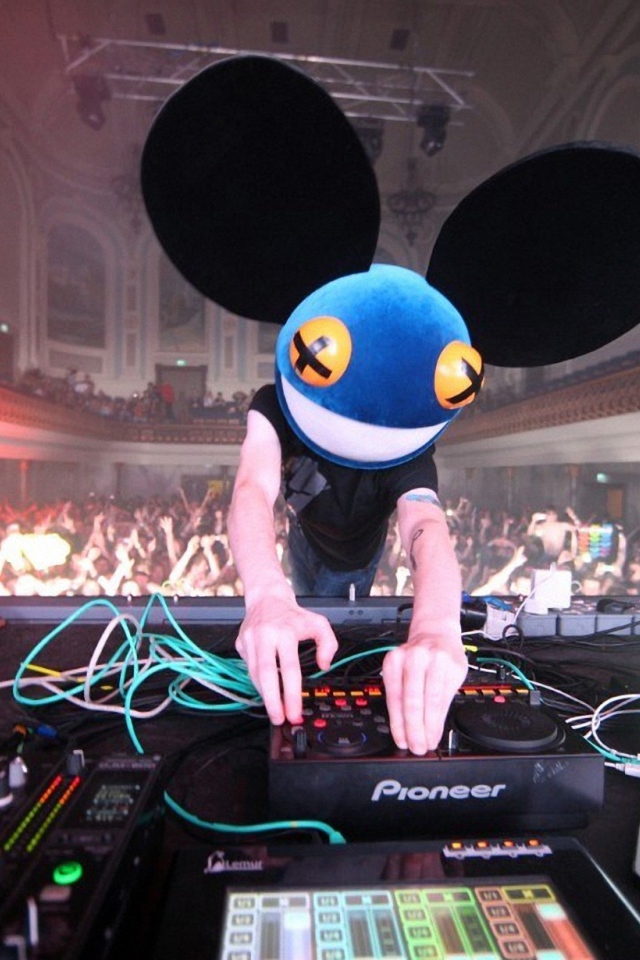Диджей в шапке Микки Мауса