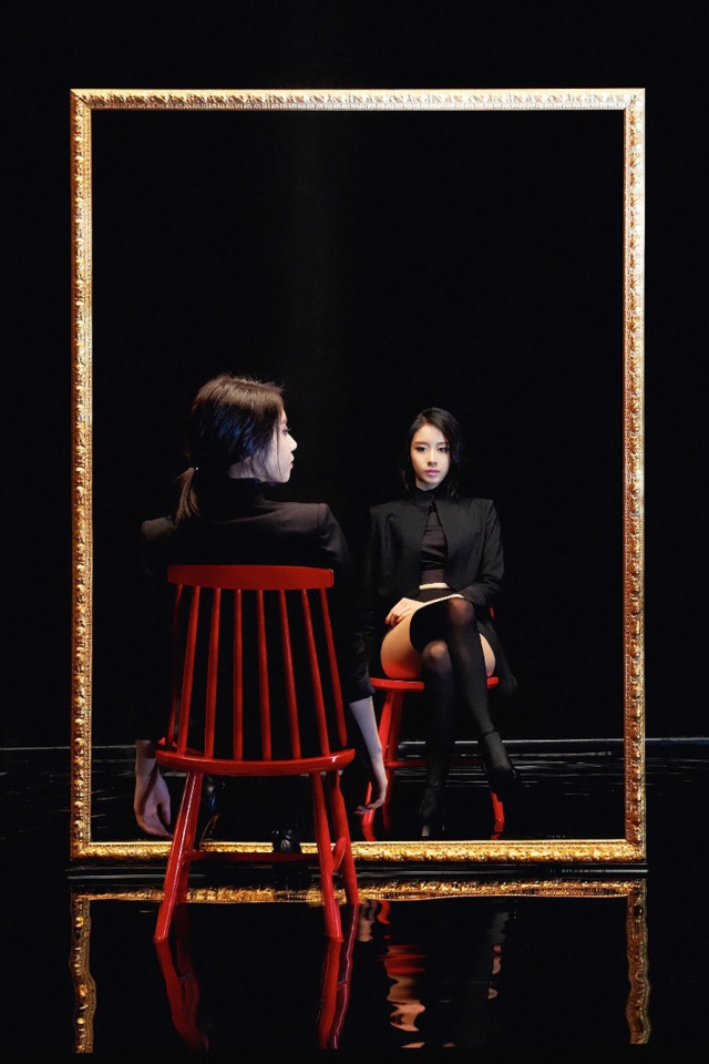 Джион у зеркала, группа T-ara