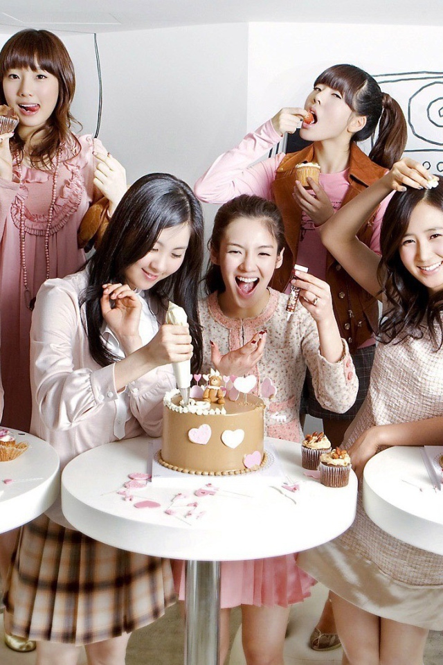 Девушки из группы Girls’ Generation кушают торты