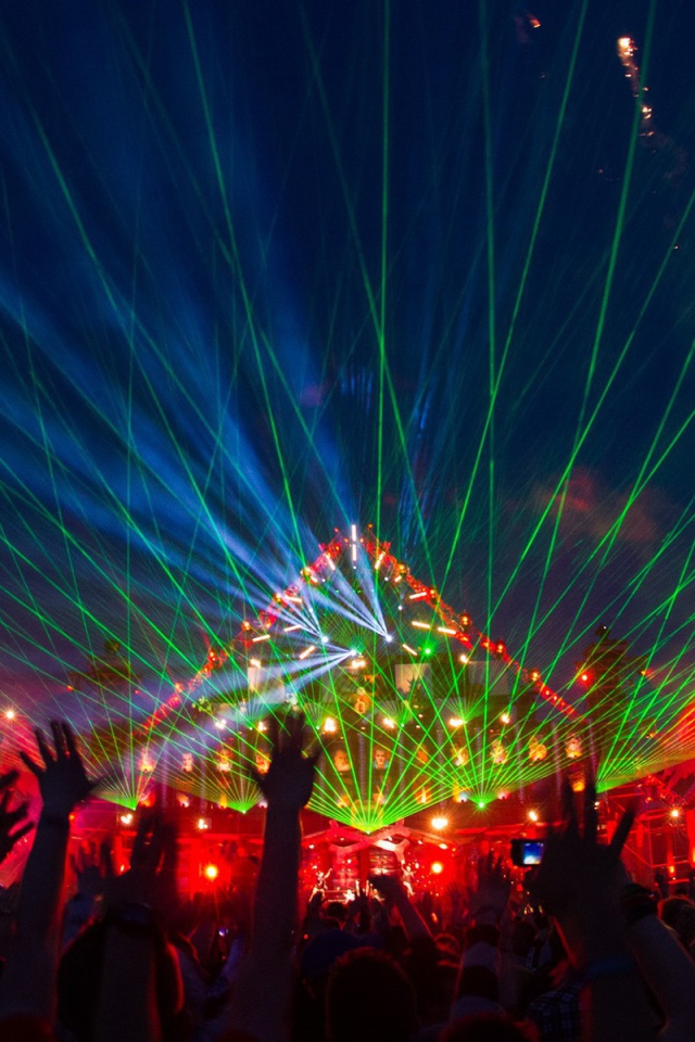 Зеленые лазеры на музыкальном фестивале